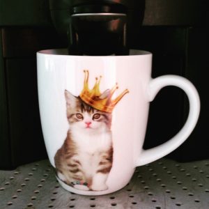 Kaffee aus Katzen-Prinzessinnen-Tasse