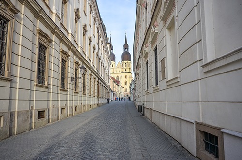Die Straßen von Trnava mit Bick auf den Nikolaus-Dom