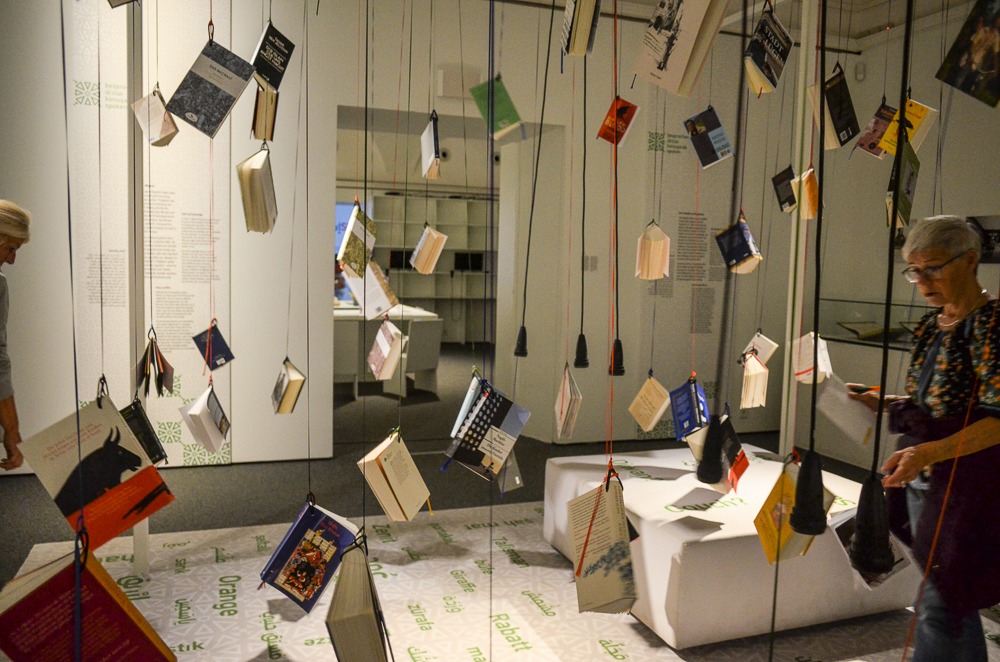 Bücher hängen von der Decke