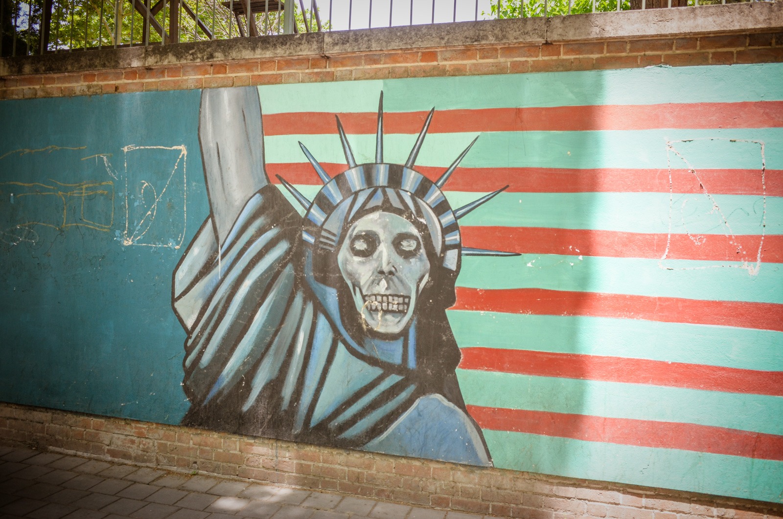 Grafitti an der Wand zur ehemaligen amerikanischen Botschaft in Teheran - Iran